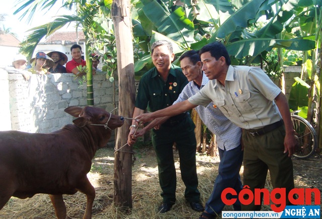 Việc giúp đỡ, hỗ trợ các hoàn cảnh khó khăn cũng là hình thức dân vận hiệu quả của lực lượng cựu chiến binh - Ảnh: Lam Hà