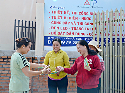 Các chị em trong “Tổ phụ nữ giữ gìn vệ sinh môi trường” xã Phước Hưng đến từng hộ gia đình phát tờ rơi, vận động tham gia cuộc vận động xây dựng gia đình “5 không, 3 sạch”, giữ gìn vệ sinh khu dân cư.