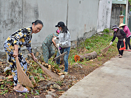Hội viên Chi hội Phụ nữ khu phố Hải Sơn, thị trấn Long Hải quét dọn, thu gom rác tại các tuyến đường trên địa bàn.