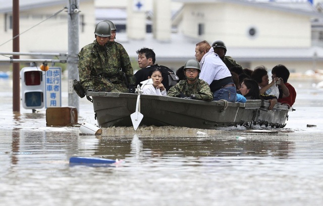 Quá trình cứu hộ và sơ tán vẫn đang diễn ra khẩn truơng. Ảnh: Reuters.