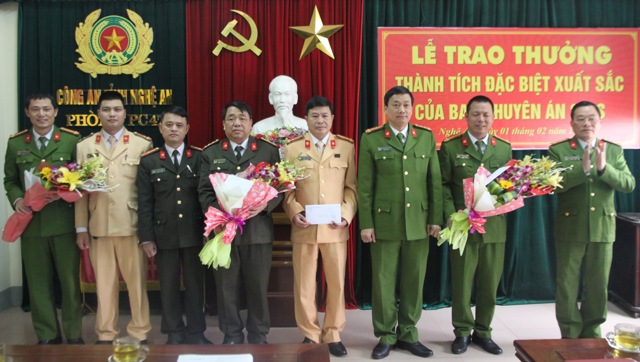 Lãnh đạo Công an tỉnh trao thưởng cho Phòng Cảnh sát ĐTTP về Ma túy và các đơn vị nghiệp vụ về thành tích phá Chuyên án 218S, triệt xóa đường dây mua bán, vận chuyển trái phép chất ma túy với số lượng lớn