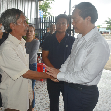 Đồng chí Mai Ngọc Thuận, Ủy viên Ban thường vụ Tỉnh ủy, Bí thư Thành ủy Vũng Tàu gửi lời chia buồn sâu sắc đến gia đình nạn nhân.