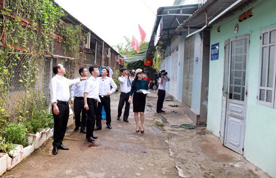 Đoàn khảo sát của HĐND tỉnh khảo sát trụ sở cũ của Trường Chính trị tỉnh trên đường Trương Công Định.