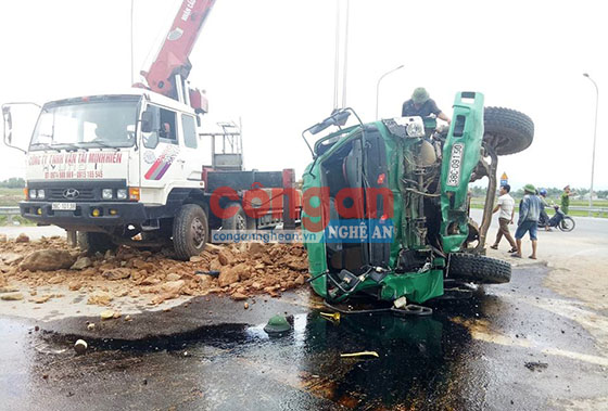 Chiếc xe bị nát phần đầu