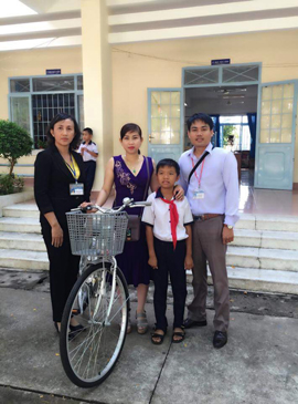Đại diện Trung tâm Công tác xã hội tỉnh tặng xe đạp cho em Nguyễn Đức Huy (HS Trường TH Nguyễn Minh Khanh, TP.Bà Rịa). 