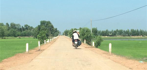 Vận chuyển thuốc lá nhập lậu trên đường vành đai biên giới, tỉnh Long An. Ảnh: Nguyễn Huế