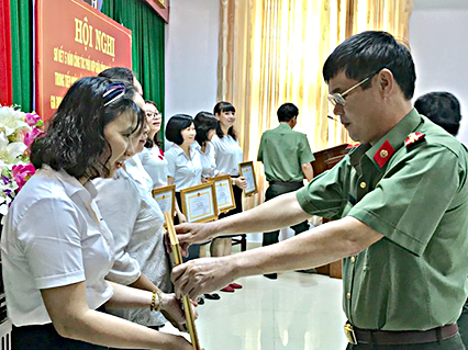 Đại tá Trần Minh Lương, Phó Giám đốc Công an tỉnh trao Giấy khen cho các tập thể Bưu điện có thành tích trong việc phối hợp tiếp nhận hồ sơ, trả kết quả giải quyết TTHC giai đoạn 2013-2018.