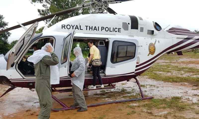 Trực thăng chờ sẵn để đưa các cậu bé vào bệnh viện