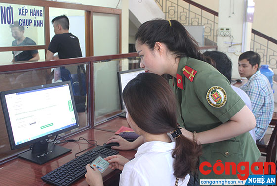 Cán bộ Phòng Quản lý xuất nhập cảnh hướng dẫn người dân đăng ký tờ khai điện tử đề nghị cấp hộ chiếu phổ thông