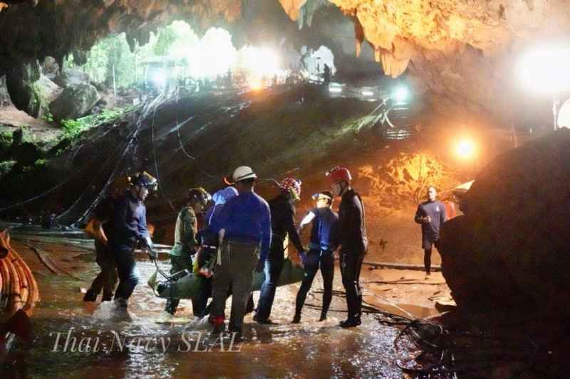 Các thợ lặn đã phối hợp tuyệt vời để giải cứu 13 nạn nhân