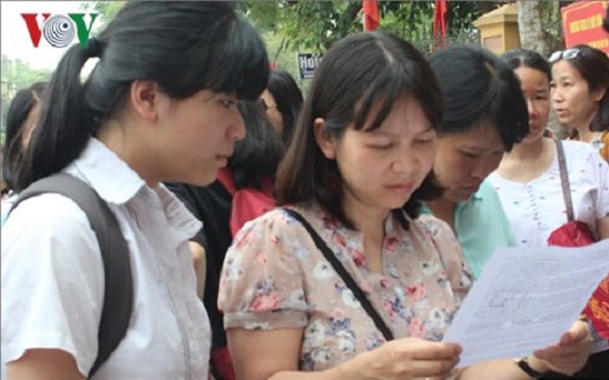 Thí sinh và người nhà xem lại đề thi THPT quốc gia năm 2018