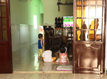 Xem tivi là hoạt động giải trí duy nhất của trẻ ở NTGĐ do bà Hoàng Thị N. (đường 30-4, phường Rạch Dừa, TP.Vũng Tàu) làm chủ. 