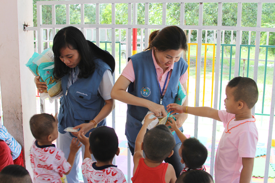Công nhân Công ty TNHH Posco Việt Nam tặng quà trẻ em được nuôi dưỡng tại Mái ấm Hồng Quang (TX. Phú Mỹ).