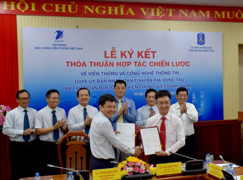 Đồng chí Đặng Minh Thông, Phó Chủ tịch UBND tỉnh BR-VT và ông Huỳnh Quang Liêm, Phó Tổng Giám đốc Tập đoàn VNPT ký kết thỏa thuận hợp tác chiến lược về VT-CNTT giữa VNPT và tỉnh BR-VT giai đoạn 2018-2023.