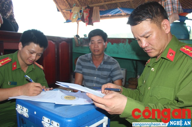 Cán bộ Phòng Cảnh sát Môi trường lấy lời khai người vi phạm