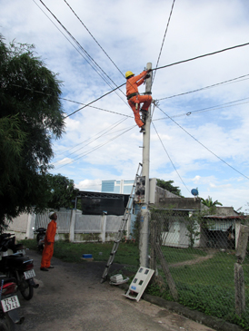 Nhân viên Điện lực Long Điền thi công lưới điện trên địa bàn. 