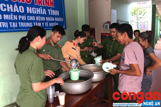 Hội viên Hội phụ nữ, Đoàn thanh niên, Công đoàn Công an huyện Tương Dương phát cháo cho bệnh nhân