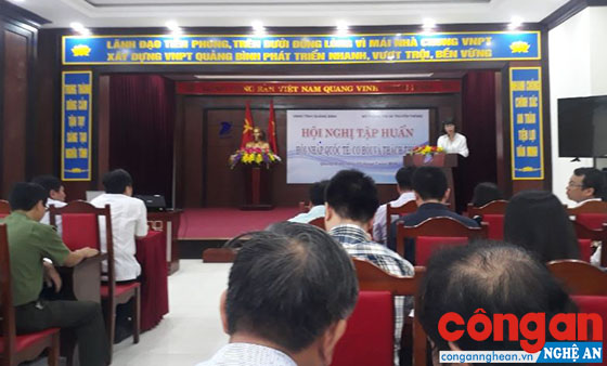 Bà Trần Thanh Hà, Phó Vụ trưởng Vụ Hợp tác quốc tế (Bộ Thông tin và Truyền thông) đang thuyết trình chuyên đề phụ trách.