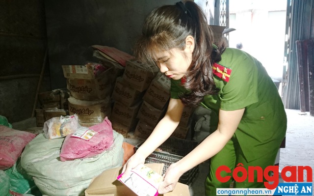 Cán bộ Đội Cảnh sát Môi trường Công an TP Vinh kiểm tra hạn sử dụng của các loại sản phẩm