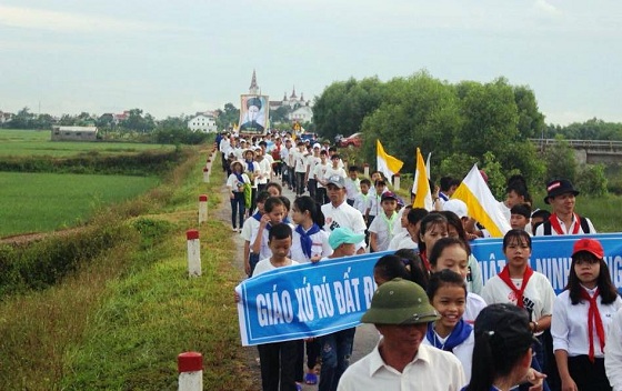 Giáo hạt Bảo Nham thuộc huyện Yên Thành xuống đường phản đối Luật An ninh mạng và dự thảo Luật Đơn vị hành chính - Kinh tế đặc biệt là việc làm trái với pháp luật
