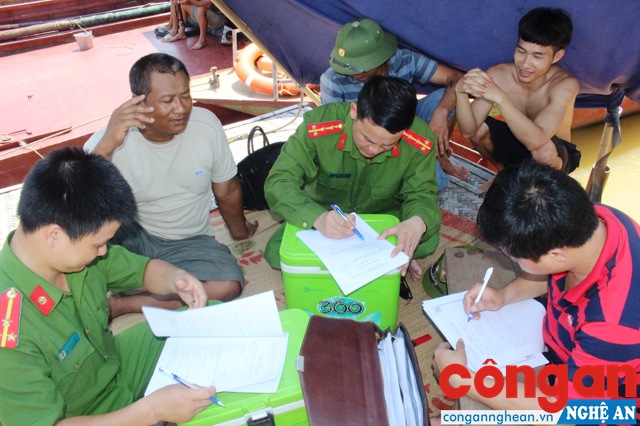 Cảnh sát Môi trường luôn kết hợp tuyên truyền pháp luật trong những lần làm việc với người dân