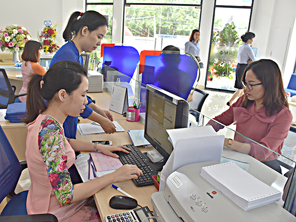 Khách hàng giao dịch tại BIDV Long Sơn.