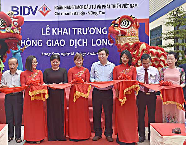 Cắt băng khai trương phòng giao dịch BIDV Long Sơn.