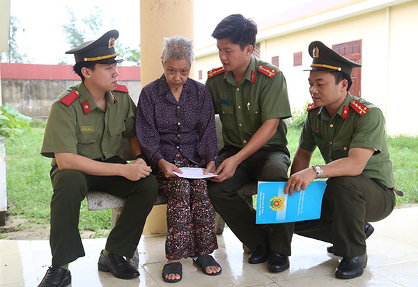 Đoàn Thanh niên Công an tỉnh trao tặng và lắp đặt tại Phòng chăm sóc - Khu điều dưỡng 1 máy điều hoà nhiệt độ và thăm, tặng quà bác Đinh Thị Minh, Thương binh Công an nhân dân đang điều trị tại đây.
