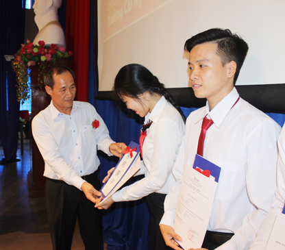 Ông Nguyễn Duy Hồng, Phó Giám đốc Sở LĐTBXH trao quyết định trúng tuyển cho các học viên.