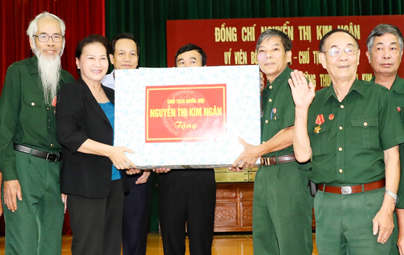 Chủ tịch Quốc hội Nguyễn Thị Kim Ngân thăm và tặng quà thương, bệnh binh tại Trung tâm điều dưỡng thương binh Kim Bảng (tỉnh Hà Nam). 