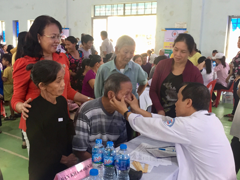 Bác sĩ của Trung tâm Y tế TP.Vũng Tàu khám bệnh cho người nghèo xã Hòa Hiệp (huyện Xuyên Mộc).  
