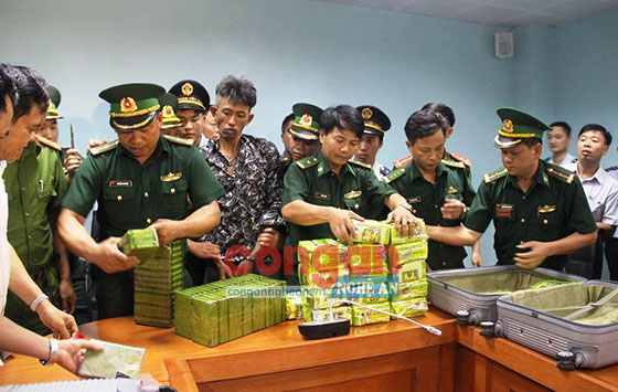 Tang vật thu được gồm 52 bánh heroin và 25 kg ma túy đá