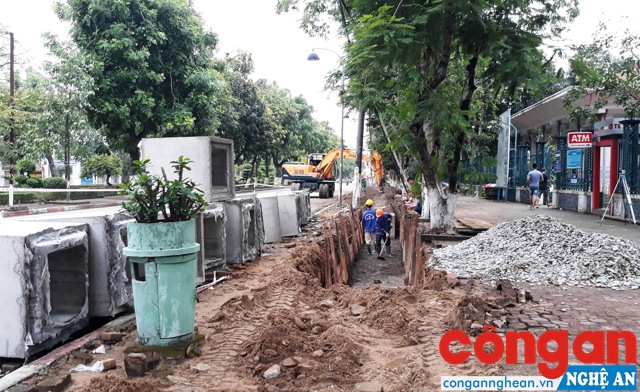 Vỉa hè trước UBND TP Vinh được cải tạo làm bãi đỗ xe ôtô