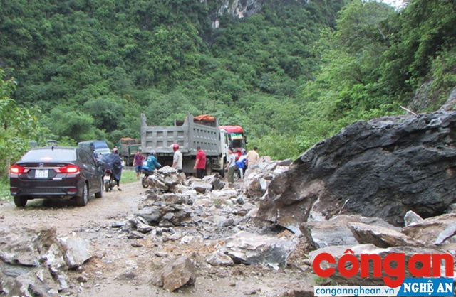 Mưa lớn gây sạt lở làm ách tắc Quốc lộ 7