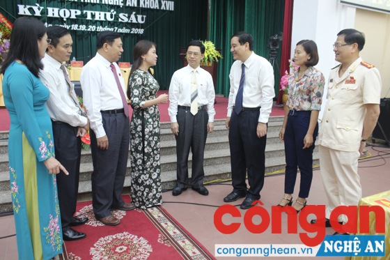 Lãnh đạo tỉnh và các đại biểu trao đổi bên lề kỳ họp