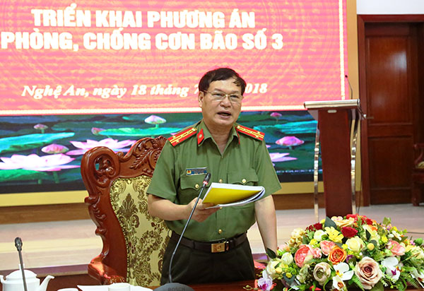 Đại tá Nguyễn Đình Dung, Phó Giám đốc Công an tỉnh chỉ đạo Công an các đơn vị, địa phương thường trực 100% quân số, chuẩn bị phương án, con người, phương tiện để ứng phó với cơn bão