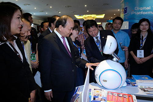 Thủ tướng thăm các gian trưng bày sản phẩm công nghệ tại Diễn đàn. Ảnh: QUANG HIẾU
