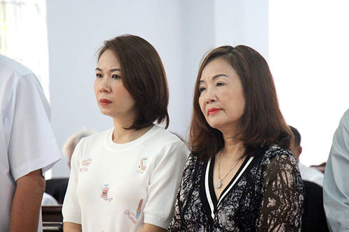 Bị cáo Ngô Thị Minh Phượng (bên phải) tại phiên xét xử.