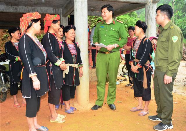 Đẩy mạnh tuyên truyền, phổ biến pháp luật nhằm nâng cao nhận thức cho người dân là một trong những giải pháp để phòng ngừa, ngăn chặn nạn mua bán người - Ảnh minh họa