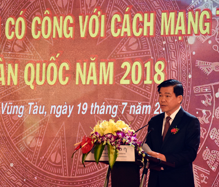 Đồng chí Nguyễn Hồng Lĩnh, Ủy viên Trung ương Đảng, Bí thư Tỉnh ủy, Chủ tịch HĐND tỉnh, phát biểu chào mừng hội nghị.