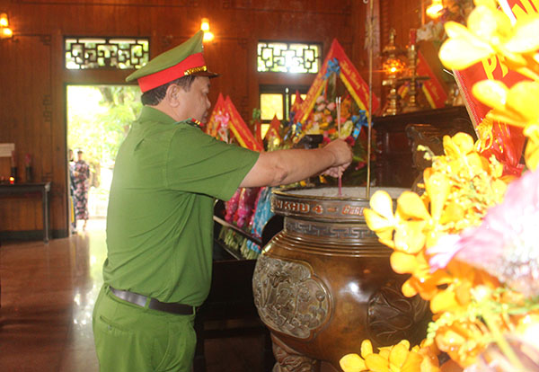 Đại tá Nguyễn Văn Đông, Trưởng phòng thay mặt Đoàn thắp nén hương lên anh linh Chủ tịch Hồ Chí Minh