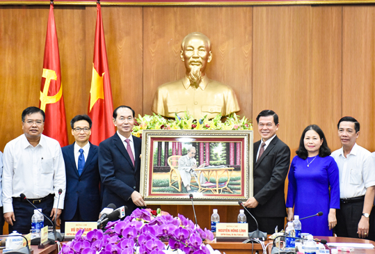 Chủ tịch nước Trần Đại Quang tặng bức tranh kỷ niệm có hình ảnh Bác Hồ cho lãnh đạo tỉnh. 