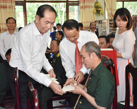 Chủ tịch nước Trần Đại Quang tặng quà các thương, bệnh binh nặng đang điều trị tại Trung tâm điều dưỡng thương binh và người có công Long Đất ở thị trấn Long Hải, huyện Long Điền.