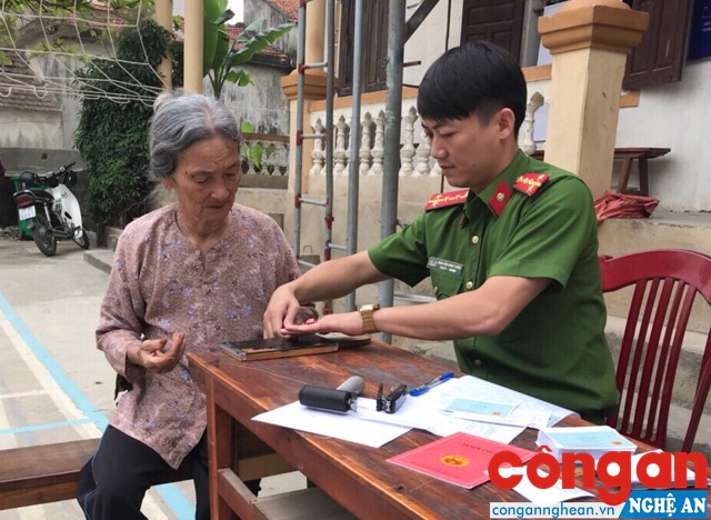 Cán bộ Công an TX Hoàng Mai đến tận nhà làm thủ tục cấp phát CMND cho người dân trên địa bàn