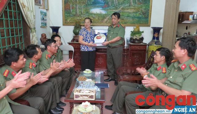 Đại diện Lãnh đạo đơn vị trao quà thăm hỏi