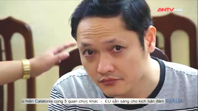 Vũ Trọng Lương ngước lên nhìn mọi người với đôi mắt đỏ hoe