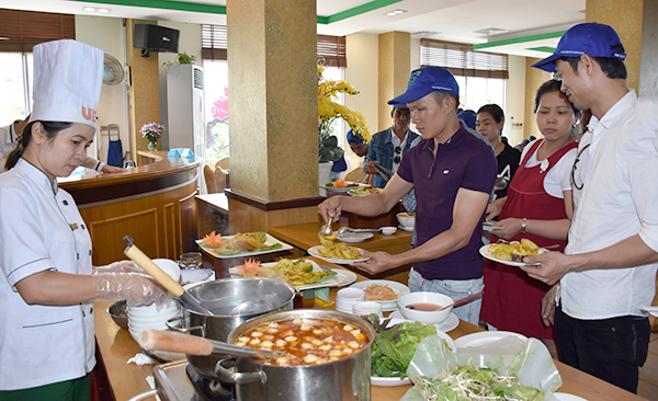 Dịch vụ buffet trưa của khách sạn Green (TP. Vũng Tàu) luôn đông khách suốt tuần.