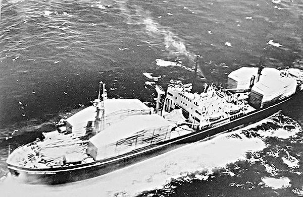 Tàu chở hàng Liên Xô mang tên lửa hạt nhân đến Cuba. (Ảnh: Dino Brugioni)