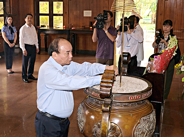 Thủ tướng dâng hương tưởng nhớ Bác Hồ tại Khu di tích Làng Sen.