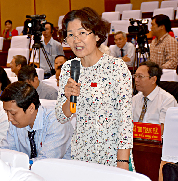 ĐB Vương Thị Dung, chất vấn các vấn đề liên quan đến lãng phí tài sản công trong ngành giáo dục.